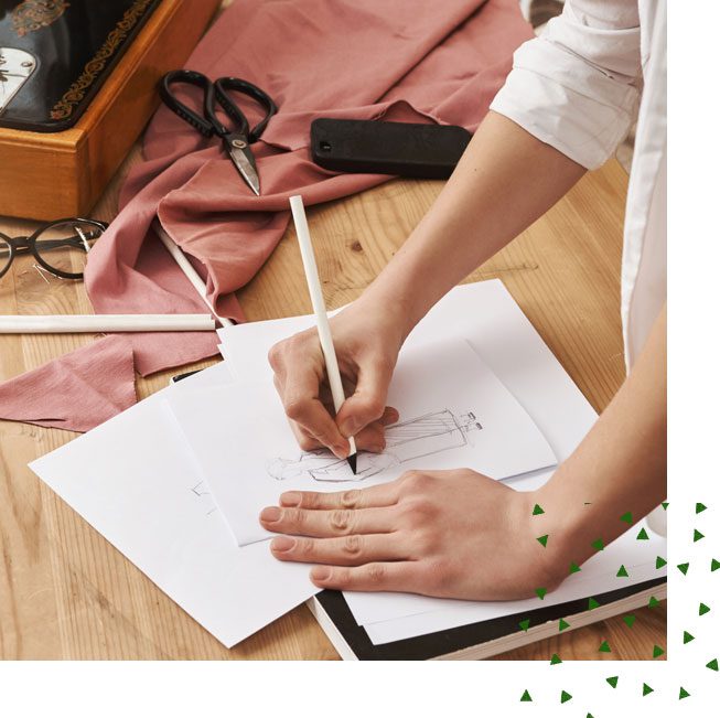 artisanat femme qui dessine avec un crayon