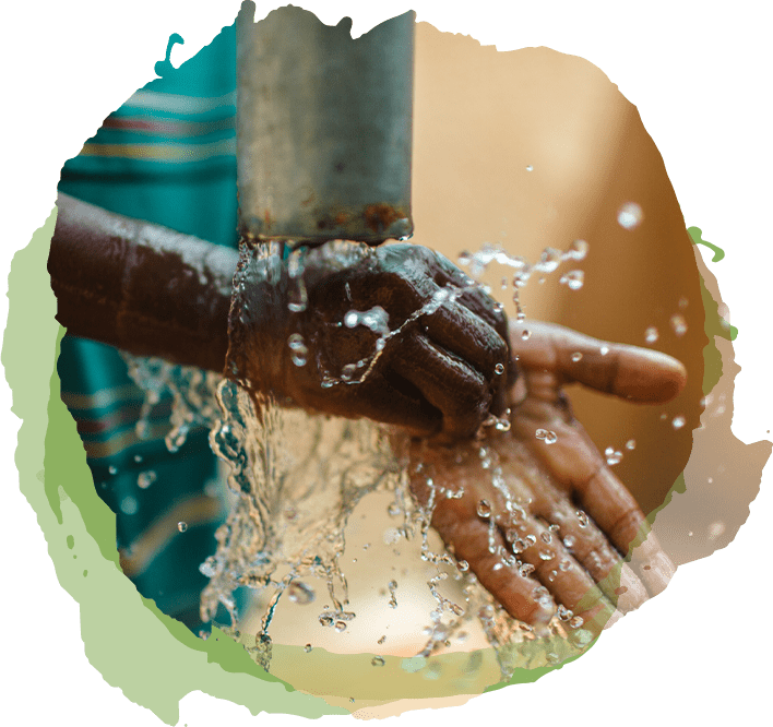 Développement durable personne qui lave ses mains avec de l'eau