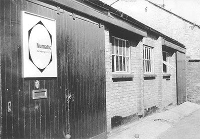 Histoire entreprise photo noir et blanc de la façade de l'entreprise Numatic