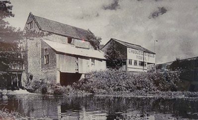 Histoire entreprise photo noir et blanc d'un moulin à eau