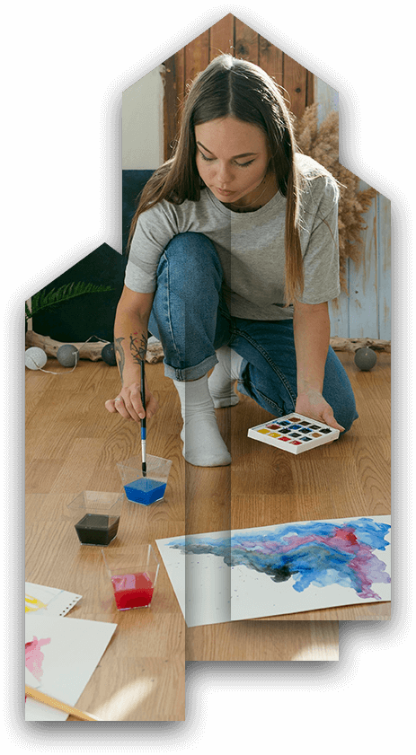 artisanat femme qui fait de la peinture accroupie