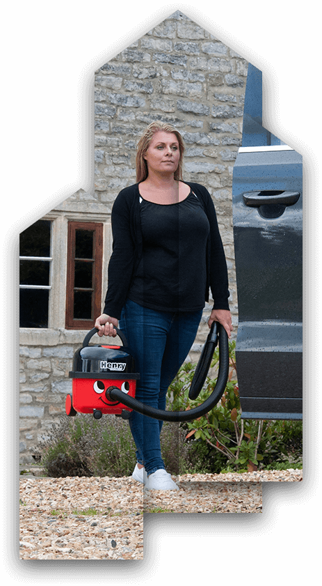 Loisirs et plein air femme debout qui tient un aspirateur henry dans sa main